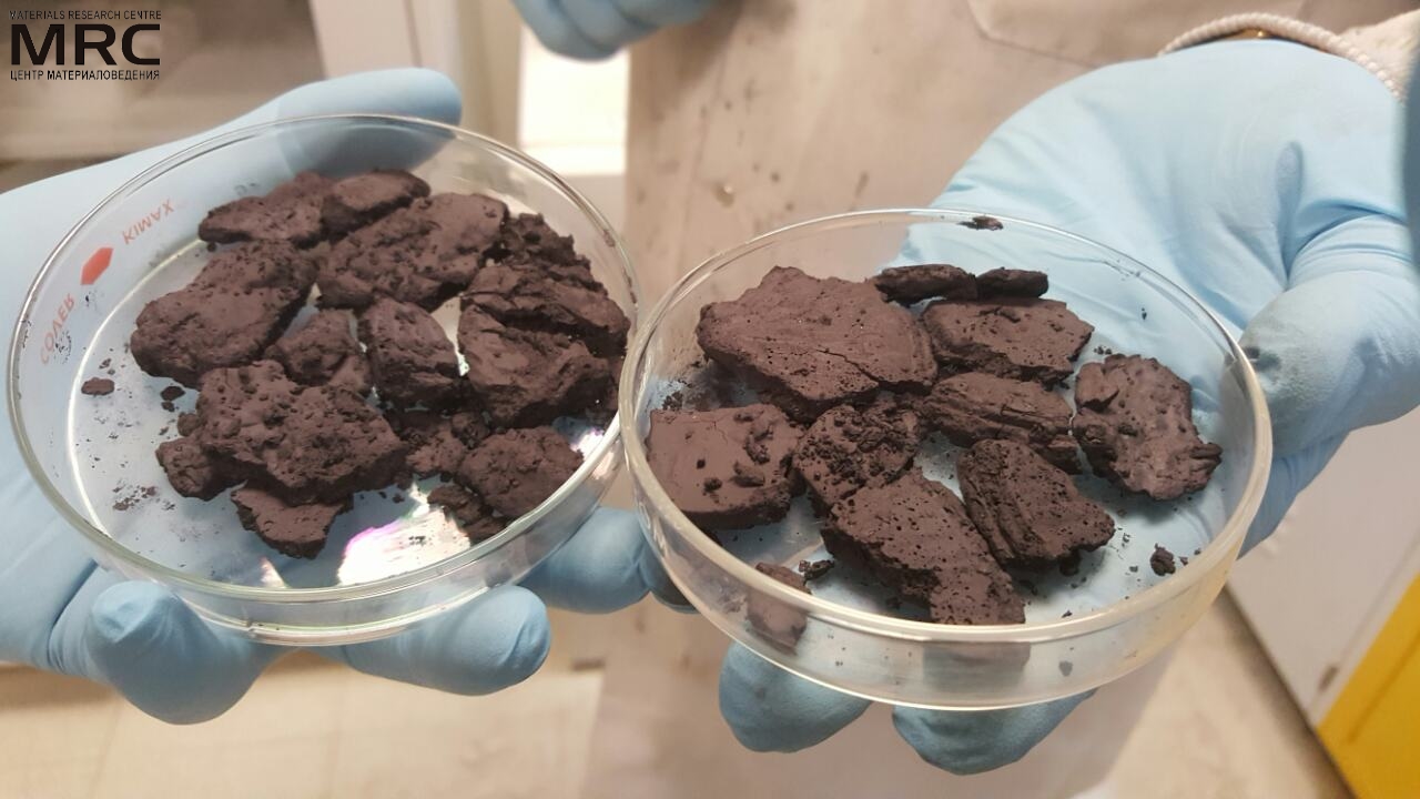 While most nanomaterials are only available in “nano” quantities, Gogotsi’s lab can make as much as 100 grams of MXene at a time, using a reactor developed with the Materials Research Center in Ukraine. While most nanomaterials are only available in “nano” quantities, Gogotsi’s lab can make as much as 100 grams of MXene at a time, using a reactor developed with the Materials Research Center in Ukraine.