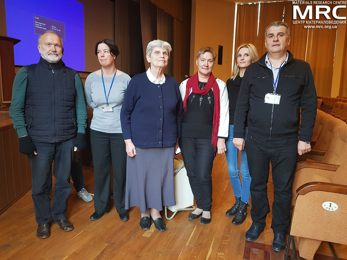 Д-р Арви Фрайберг, Тартуский университет, Латвия; проф. Сара Фолей, Университет Франш-Конте, Франция; проф. Байба Берзина, Латвийский университет; проф. Галина Довбешко, Институт физики НАН Украины; Вероника Загородная, Materials Research Centre; Алексей Гогоци, директор Materials Research Centre, Украина, на 5-й конференции «Нанобиофизика-2017» представили на отдельной сессии конференции европейский научно-исследовательский проект H2020-MSCA-RISE «Assymcurv» alt