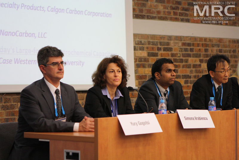 Заседание докладчиков на симпозиуме, посвященном электрохимическим конденсаторам Заседание докладчиков на симпозиуме, посвященном электрохимическим конденсаторам