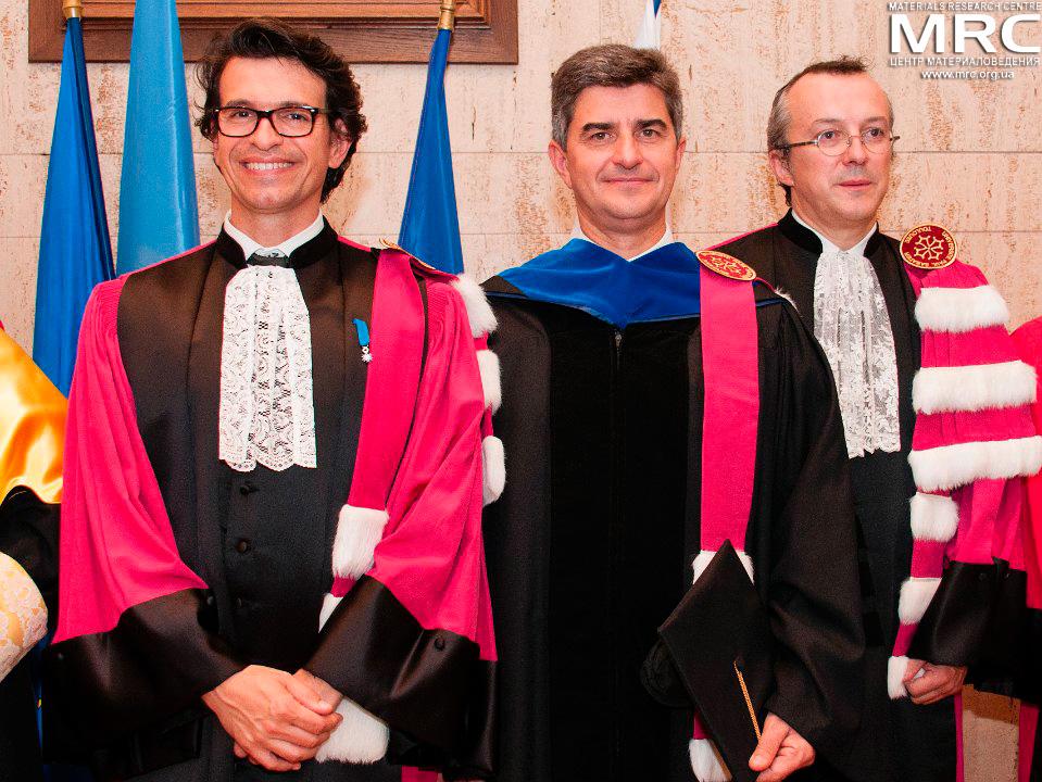 Президент Университета Поля Сабатье проф. Бертран Монбер, проф.Юрий Гогоци и проф. Патрис Симон в Университете Поля Сабатье на вручении звания Почетного Доктора университета , 8 октября 2014г. Президент Университета Поля Сабатье проф. Бертран Монбер, проф.Юрий Гогоци и проф. Патрис Симон в Университете Поля Сабатье на вручении звания Почетного Доктора университета , 8 октября 2014г.