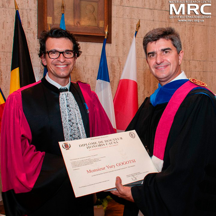 Проф. Бертран Монбер и проф. Ю.Гогоци, вручение диплома о присвоении звания почетного доктора Университета Поля Сабатье, 8 октября 2014г. Проф. Бертран Монбер и проф. Ю.Гогоци, вручение диплома о присвоении звания почетного доктора Университета Поля Сабатье, 8 октября 2014г.