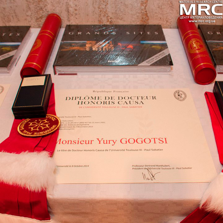 Диплом о присвоении звания почетного доктора Университета Поля Сабатье профессору Юрию Георгиевичу Гогоци Диплом о присвоении звания почетного доктора Университета Поля Сабатье профессору Юрию Георгиевичу Гогоци