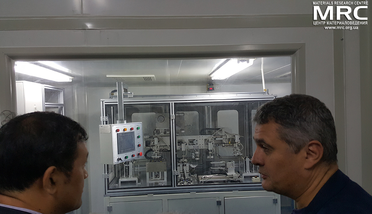 Заместитель декана Колледжа Физики Цзилиньского Университета профессор Wei Han и директор Центра материаловедения обсуждают технологию производства суперконденсаторов Заместитель декана Колледжа Физики Цзилиньского Университета (College of Physics, Jilin University) профессор Хан Вей (Wei Han) и директор Центра материаловедения Алексей Гогоци (Oleksiy Gogotsi) обсуждают промышленную технологию производства суперконденсаторов