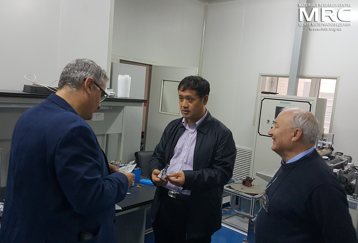 Слева направо: Алекей Гогоци, профессор Хан Вей (professor Wei HAN) и доктор Владимир Изотов обсуждают технологию производства суперконденсаторов, Колледж Физики, Цзилиньский Университет, Чанчунь, Китай Слева направо: Алекей Гогоци, профессор Han Wei и доктор Владимир Изотов, Коллед Физики, Цзилиньский Университет, Чанчунь, Китай