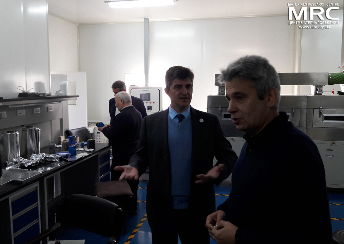 Слева направо: Директор MRC Алексей Гогоци, Д-р Владимир Изотов, профессор Юрий Гогоци и профессор Николай Клюй, лаборатория суперконденсаторов Колледжа Физики, Цзилиньский Университет, Чанчунь, Китай Слева направо: Директор MRC Алексей Гогоци, Д-р Владимир Изотов, профессор Юрий Гогоци и профессор Николай Клюй, лаборатория суперконденсаторов Колледжа Физики, Цзилиньский Университет, Чанчунь, Китай