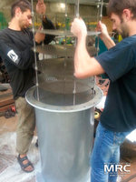 Установка тарельчатой этажерки, на ярусы которой укладываются кольца Рашига, в корпус фильтра