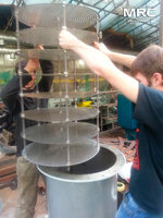 Установка тарельчатой этажерки, на ярусы которой укладываются кольца Рашига, в корпус фильтра