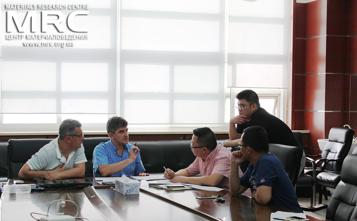 Слева направо: директор Центра материаловедения Алексей Гогоци, проф. Юрий Гогоци, Университет Дрекселя, и проф Gao Yu, проф. Fei Du, и  директор Лаборатории физики и технологий для современных батарей Университета Цзилинь проф.Yingjin Wei, Чанчунь, Китай.