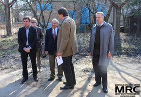 Under the working meeting was scheduled to visit MRC workshop premises, where is manufactured technology equipment. From left to right: S. Saenko (KIPT), N.Dudko(STCU) , Upendra S. Rohatgi(Brookhaven National Laboratory, USA), I. Barsukov (AETC, USA), M.Gubinskiy(NMetAU), April 17, 2013