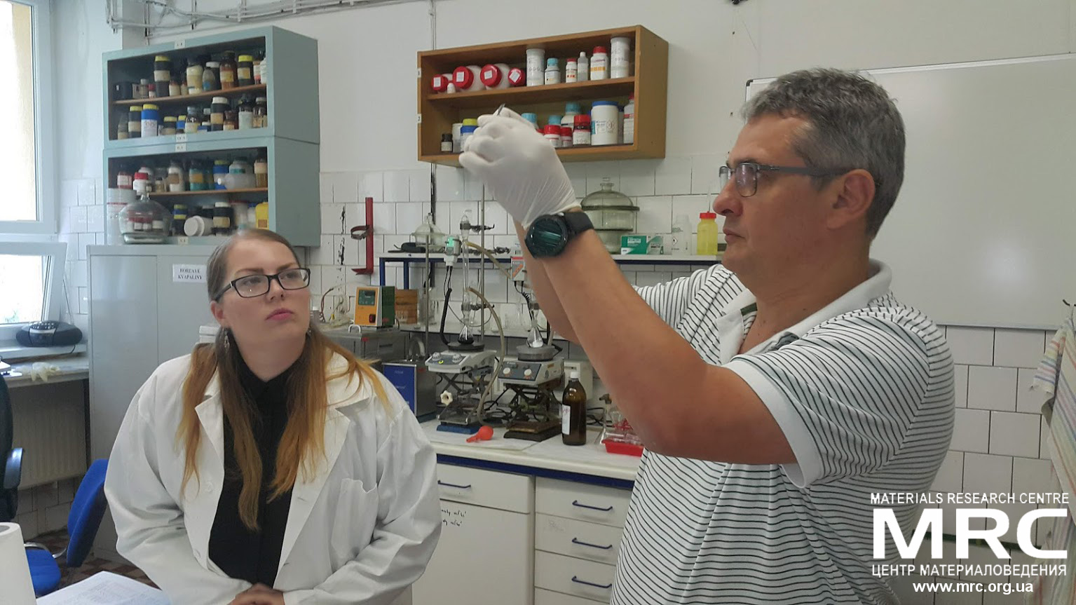 Изучение первых экспериментальных образцов материалов в химической лаборатории Института Полимеров