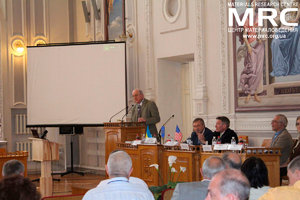 Выступление доктора Вика Корсуна, заместителя исполнительного директора (от США) Украинского научно-технологического центра УНТЦ в президиуме заседают доктор Михаил Згуровский, ректор НТУУ КПИ, Исполнительный Директор УНТЦ Куртис Белаяч, доктор Павел Цибулев, Институт интеллектуальной собственности и права, доктор Инна Малюкова, директор программы Поредничество в трансфере технологий, НТУУ КПИ