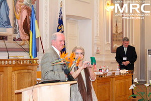 доктор Инна Малюкова поздравила доктора Вика Корсуна с Юбилеем