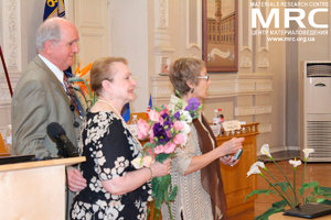 доктор Инна Малюкова поздравила Вика и Зою Корсун за большой вклад в развитие науки и образования в Украине