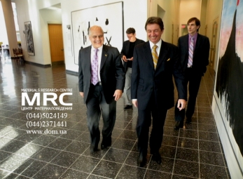 Слева направо на переднем плане: Декан Инжинирингового центра доктор С.Гучери (Dean of the Engineering center dr. S.Gucheri) и Полномочный Посол, Постоянный представитель Украины при ООН Ю.Сергеев в Центральном зале Университета Дрекселя Слева направо на переднем плане: Декан Инжинирингового центра доктор С.Гучери (Dean of the Engineering center dr. S.Gucheri) и Полномочный Посол, Постоянный представитель Украины при ООН Ю.Сергеев в Центральном зале Университета Дрекселя