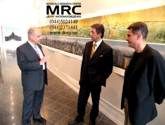 Слева направо: Декан Инжинирингового центра С.Гучери (Dean of the Engineering center doctor S.Gucheri), Полномочный Посол, Постоянный представитель Украины при ООН Ю.Сергеев (Chairman of representative Office of Ukrainian mass and Plenipotentiary Ambassador, Permanent representative of Ukraine at UNO of Y.Sergeev ) и директор ООО Слева направо: Декан Инжинирингового центра С.Гучери (Dean of the Engineering center doctor S.Gucheri), Полномочный Посол, Постоянный представитель Украины при ООН Ю.Сергеев (Chairman of representative Office of Ukrainian mass and Plenipotentiary Ambassador, Permanent representative of Ukraine at UNO of Y.Sergeev ) и директор ООО "Центр материаловедения" А.Гогоци (Director of LTD "Materials research centre" A.Gogotsi)