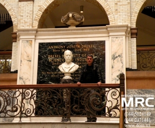 Алексей Гогоци в Центральном зале Университета Дрекселя Алексей Гогоци в Центральном зале Университета Дрекселя (Bust of founder of University Anthony J. Drexel In the Central hall of Drexel University)