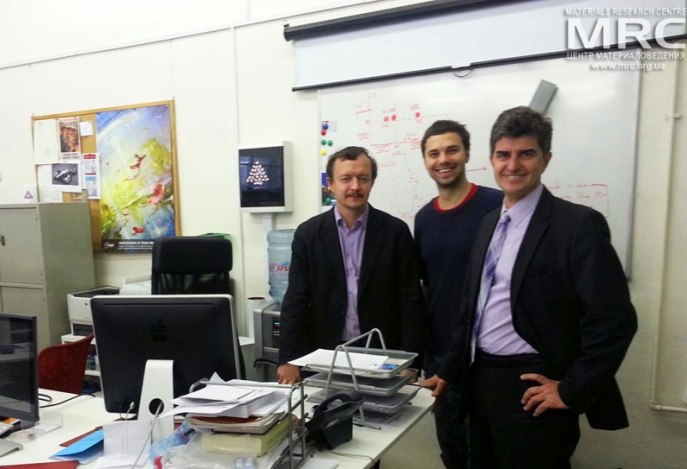 На фото слева направо: заместитель декана факультета наук о материалах МГУ Е.А. Гудилин, Д. Семененко (МГУ), профессор Юрий Гогоци, директор Института нанотехнологий Университета Дрекселя,  в лаборатории неорганического материаловедения химического факультета МГУ им. М.В. Ломоносова, 2 ноября 2013 г.